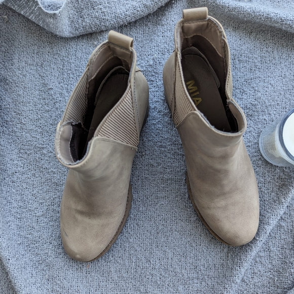 Mia Boots - Picture 6 of 9